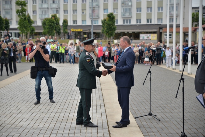 Pasieniečių vadą S. Skvernelis apdovanojo vardiniu ginklu