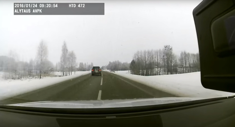 Įtemptos bėglio gaudynės: partrenktą patrulį ant kapoto vežė kelis metrus