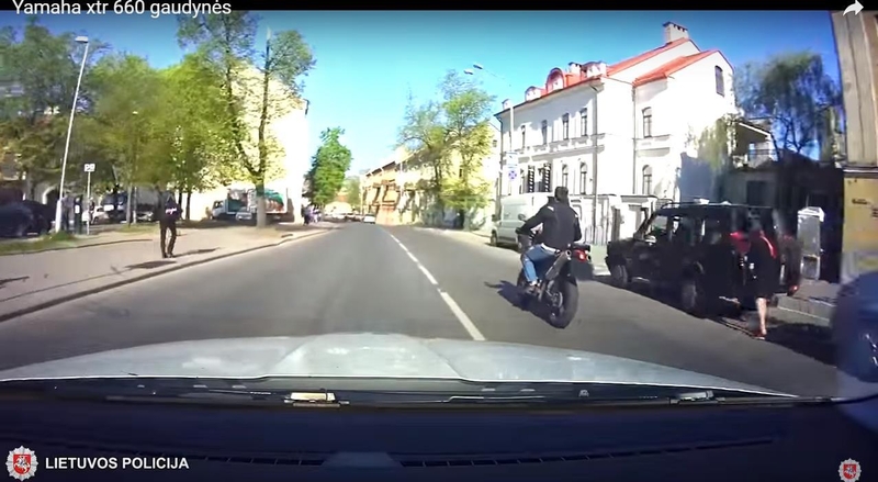 Nuo pareigūnų sprukęs motociklininkas tėškėsi į policijos automobilį