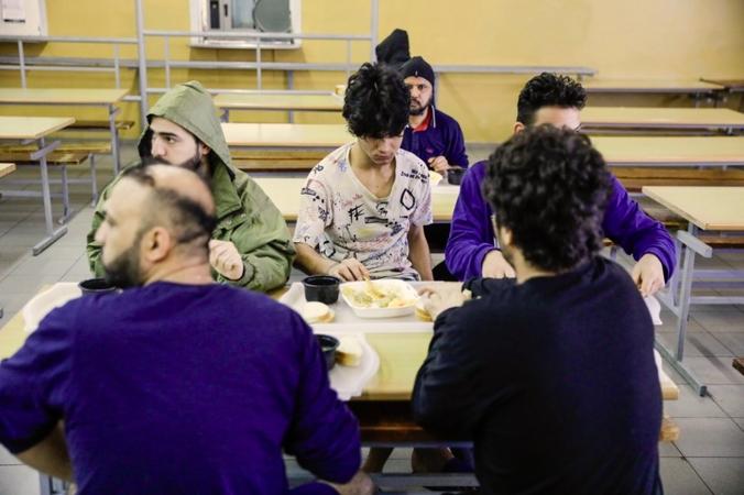 Dalis migrantų Kybartuose ir toliau atsisako maisto: turi pinigų ir valgo, ką nori?