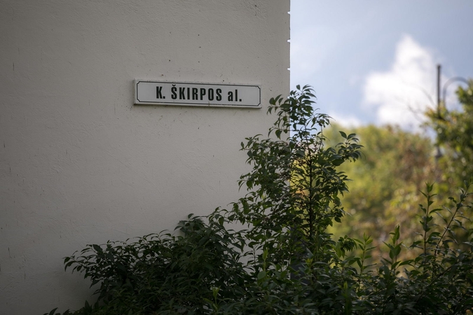 Policija atlieka tyrimą dėl Trispalvės alėjos: aiškinsis, kas klijavo lipdukus