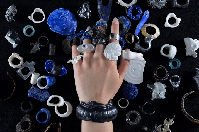 Jorilė Švedaitė. Bakalauro baigiamasis darbas, fragmentas iš juvelyrikos instaliacijos „Collect“. 2023 m. (darbo vadovė doc. N. Poškutė-Jukumienė).