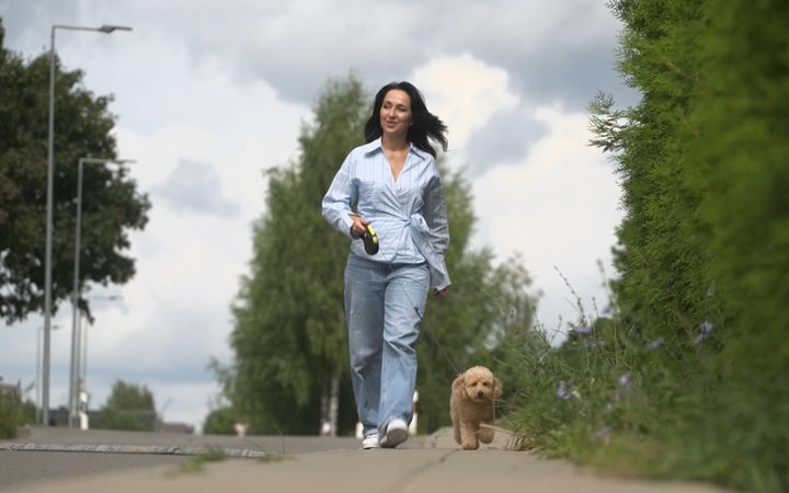 Džiaugsmas: E. Visockaitė nesigaili pasidavusi dukros Tėjos įkalbinėjimams įsigyti šuniuką. Pudelių veislės Uoga dabar džiugina visą šeimą.