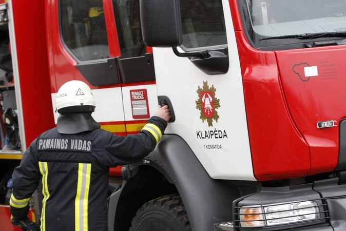 Įrodymas: į gyventojų kiemus ugniagesiai atvyko tarnybiniais automobiliais.