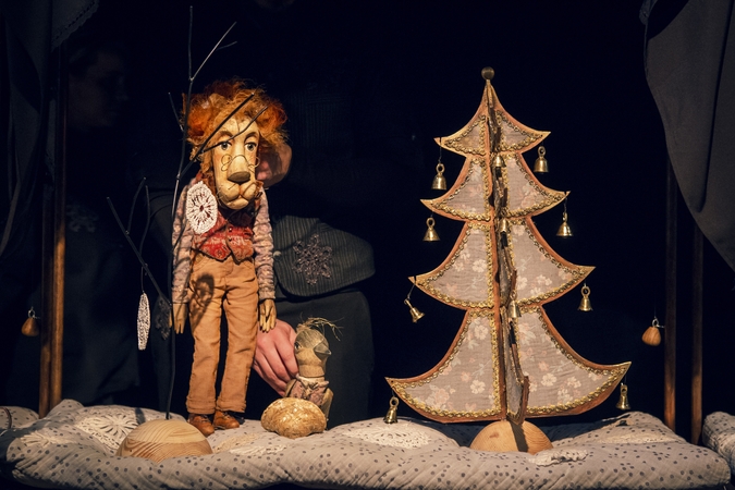 Jaukumas: spektaklio „Liūtas ir Paukštis“ kūrėjai pasaką seka pasitelkdami laikui nepavaldžias, bet kokio amžiaus žiūrovų mylimas tradicines teatro lėles.
