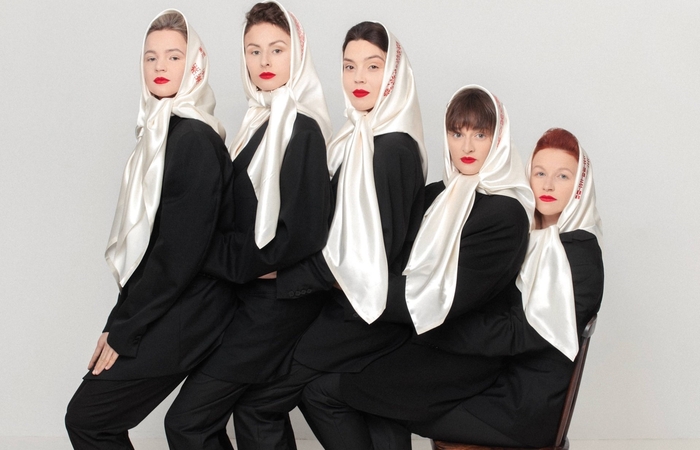 Klaipėdos jaunimo teatro grupė „Graži ir ta galinga“.