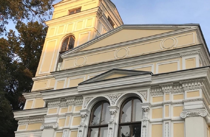 Akcentas: Verkiai – vienas vertingiausių šalies dvarų ansamblių. Dvaro fasadą puošia stilingos detalės.