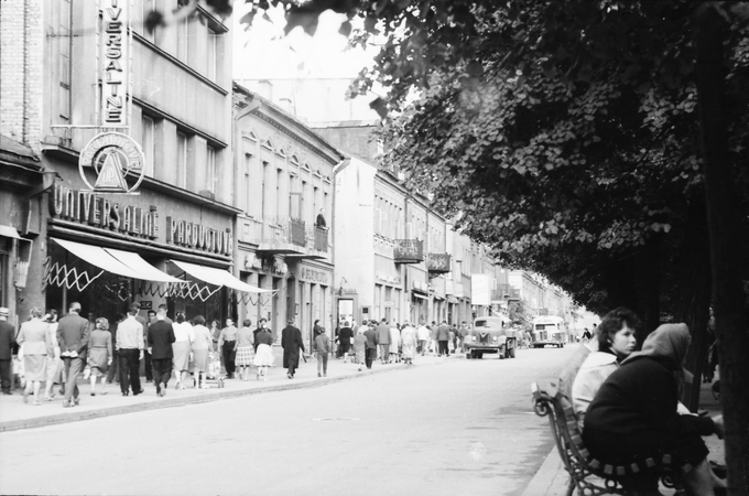Vieta: 1960 m. Kauno metraštininko Stanislovo Lukošiaus darytoje nuotraukoje matyti pastatas Laisvės al. 50, buvęs Laisvės al. 34.