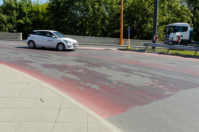 Pasiteisino: savivaldybės atstovai įsitikinę, kad dėl raudonos dangos pagerėjo automobilių ratų sukibimas, todėl įvyko mažiau eismo įvykių.