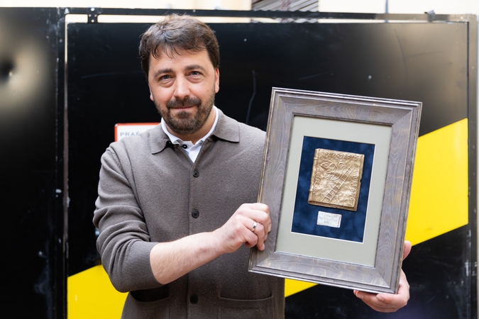 Apdovanojimas: M. Nastaravičius su kauniečio menininko Gvido Latako sukurtu „Poezijos pavasario“ laureato ženklu.