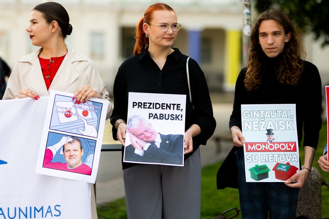 Alternatyva: trečiadienį organizuotoje akcijoje prie prezidentūros premjeras G. Paluckas ragintas rinktis: valstybė ar savo įmonė.