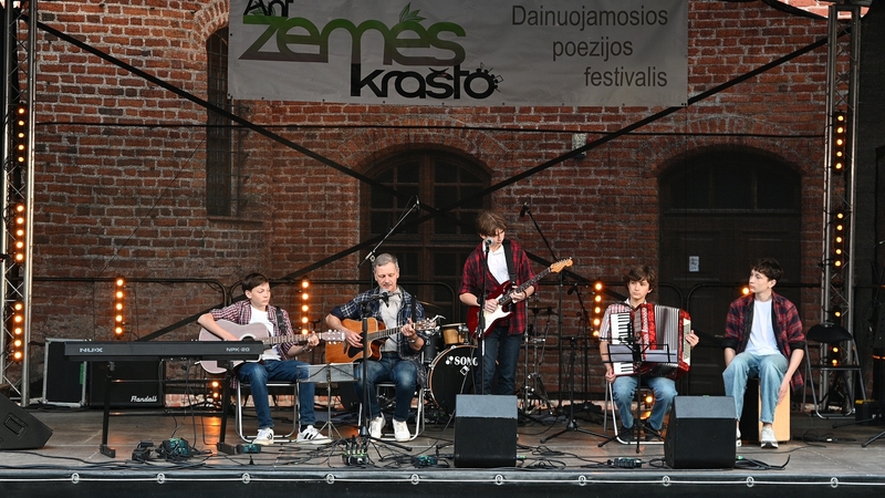 Dalyviai: jaunimui atstovavo Raudondvario klebono E. Murausko suburta grupė „Raudondvario daigai“.