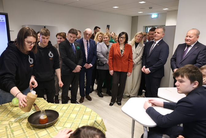 Dėmesys: VDU Ugnės Karvelis gimnazijos naujo priestato įkurtuvėse dalyvavo daug sveč