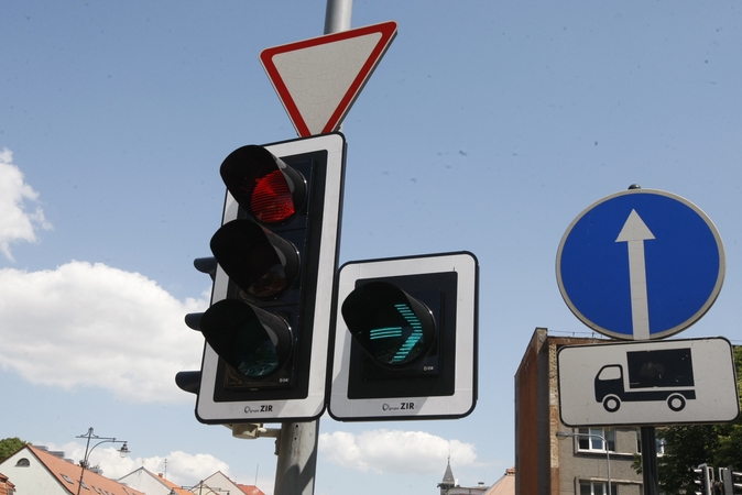 Taisyklės: daugelis vairuotojų iki šiol suka galvas, kaip elgtis sankryžose, kurias reguliuoja šviesoforai su papildoma žalios rodyklės sekcija.