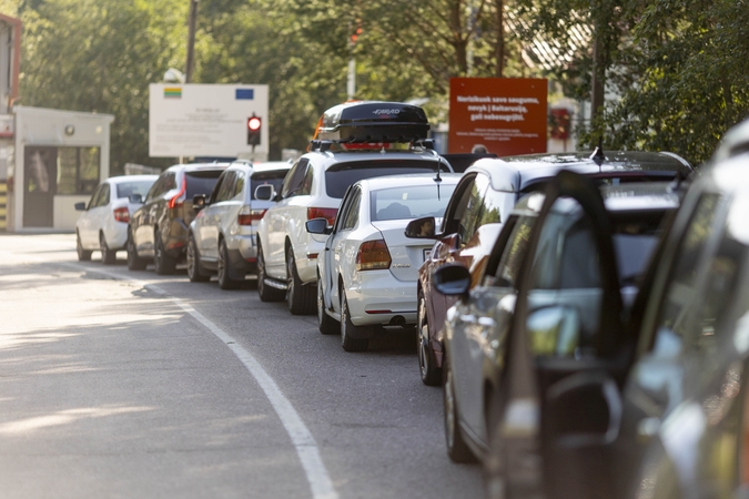 Gabena: nors ES Baltarusijai įvedė sankcijas dėl bankinių pavedimų, baltarusiai automobilius be vargo Lietuvoje perka už grynuosius. 