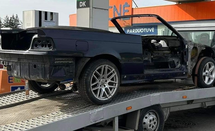 Apsimetėlis: iš garažo dingo BMW kabrioletas ir jo dalys, kurių vertė siekia 5 tūkst. eurų.