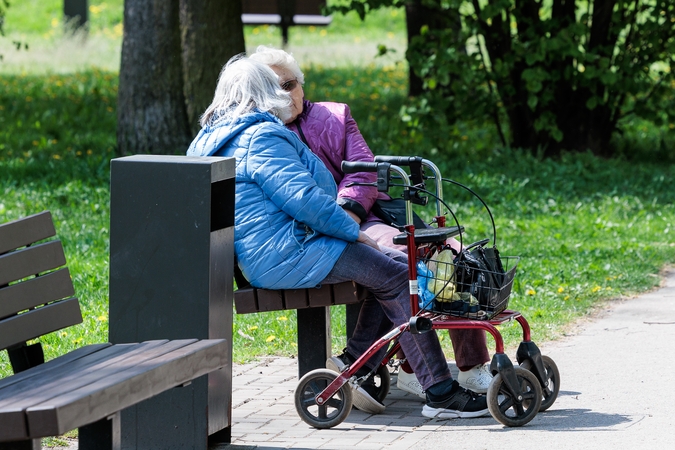 Aplinkybės: net ir geriausius senjorų norus gali nuslopinti garbaus amžiaus žmones supanti kasdienybė – negalavimai, nepritekliai dėl mažų pensijų. 
