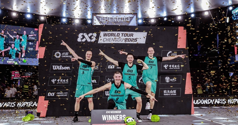 Sėkmė: „Raudondvario Hoptrans“ iškovojo kelialapį į finalinį „World Tour Vienna“ turnyrą, o M. Kumpys (priklaupęs) tapo varžybų Pietų Korėjoje naudingiausiu žaidėju.