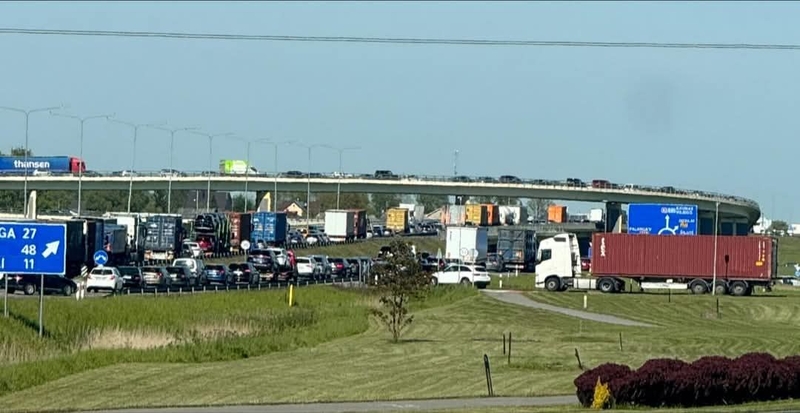 Nemalonumai: šią savaitę dėl Jakų sankryžoje vykdomų kelio darbų spūstyje strigo daugybė automobilių.