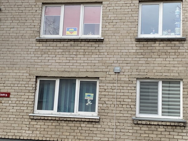 Įspūdinga: vaikai ant langų pakabino Ukrainą ir Lietuvą palaikančių piešinių.
