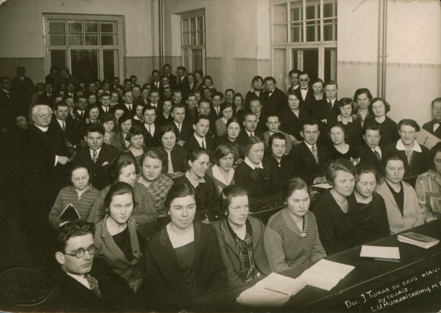Kartos: J. Tumas-Vaižgantas tarp Lietuvos universiteto studentų. 1927 m.