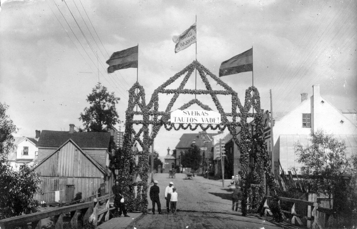 Pompastika: šventiniai vartai, pastatyti prezidento A. Smetonos sutiktuvėms Biržuose, 1927 m.