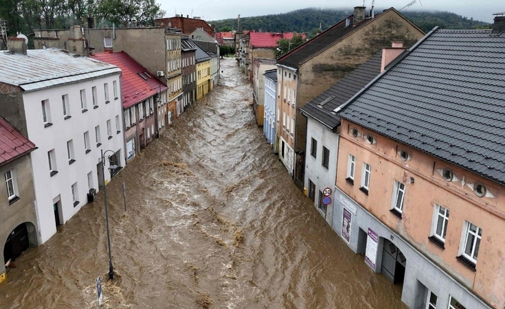 Neįtikėtina: dėl klimato pokyčių gatvės Europoje virto upėmis.