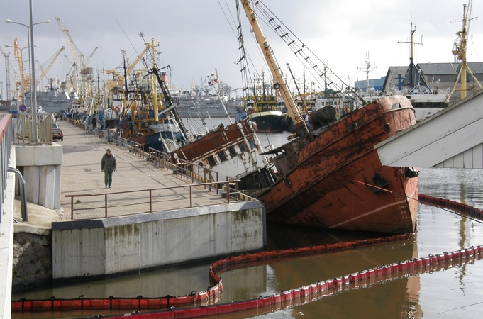 Nelaimėlė: beveik porą dešimtmečių uoste stovinti „Ieva“ ir skendo, ir degė.