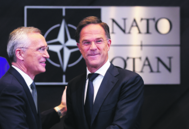 Estafetė: M. Rutte (dešinėje) NATO vairą iš generalinio sekretoriaus poste užsibuvusio J. Stoltenbergo perėmė itin sudėtingu geopolitiniu laikotarpiu.