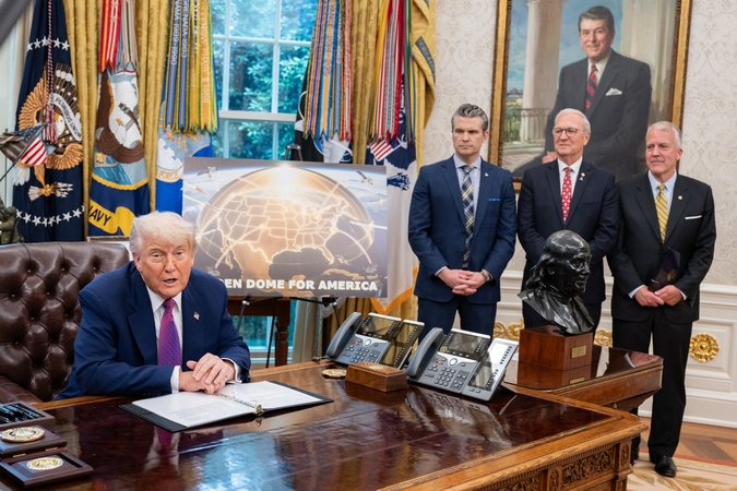 Įvykis: D. Trumpo pranešimas apie „Auksinio kupolo“ projektą neabejotinai įeis į istoriją ir jau dabar yra lyginamas su panašia R. Reagano (žvelgia iš portreto dešinėje) kalba.