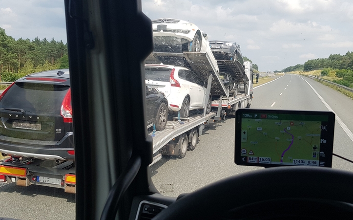 Per Lenkiją į Lietuvą masiškai vis dar vežami dyzeliniai ir benzininiai automobiliai, kuriuos mūsų šalies valdžia planuoja drastiškai stumti iš rinkos keičiant juos elektromobiliais.