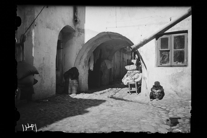Antanas Ingelevičius. Rotušės aikštės kiemas. Kaunas, XX a. 3 deš.