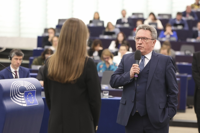 Iškilmės: A. Valioniui buvo malonu susitikti su 2004-ųjų gegužę gimusiais jaunuoliais, kurie jau ima į savo rankas permainas.