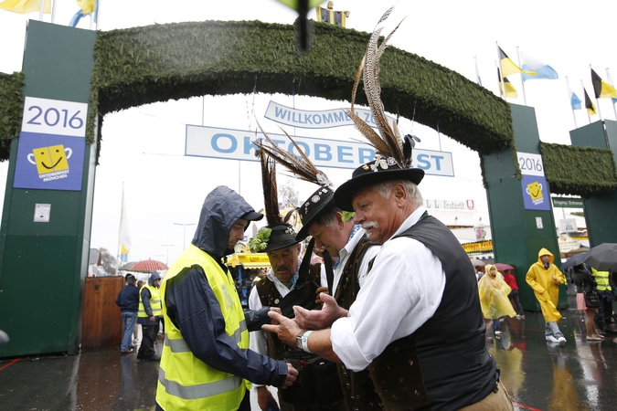 Į tradicinį alaus festivalį „Oktoberfest“ Miunchene – tik praėjus patikrą