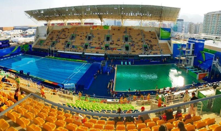 Rio olimpiados kuriozai tęsiasi: per naktį baseino vanduo pažaliavo 