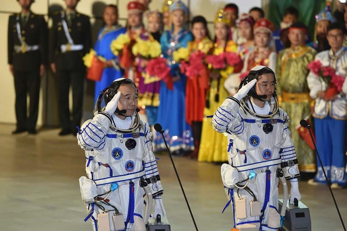 Kinija pasiuntė du astronautus į eksperimentinę kosminę stotį