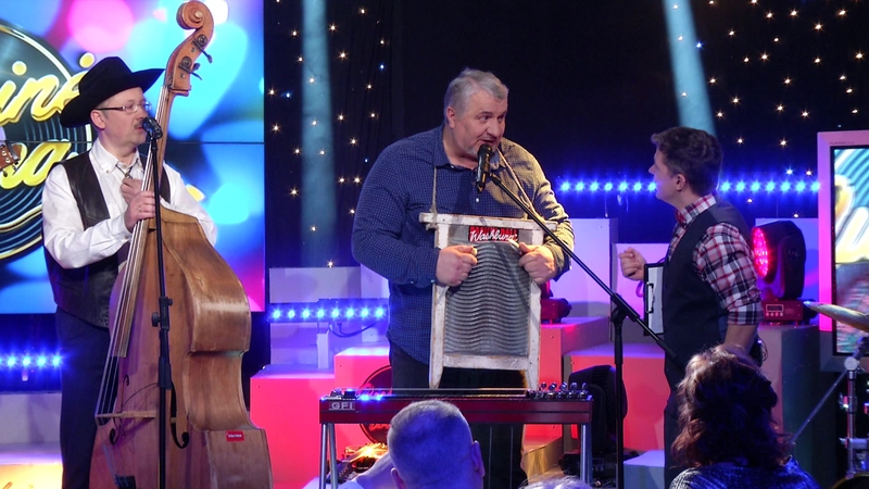 Grupės „Jonis“ naudoti muzikos „instrumentai“ – šaukštai, tarka ir šašlykinė