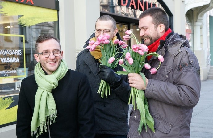 Kovo 8-osios rytą garsūs aktoriai moteris džiugino gėlėmis