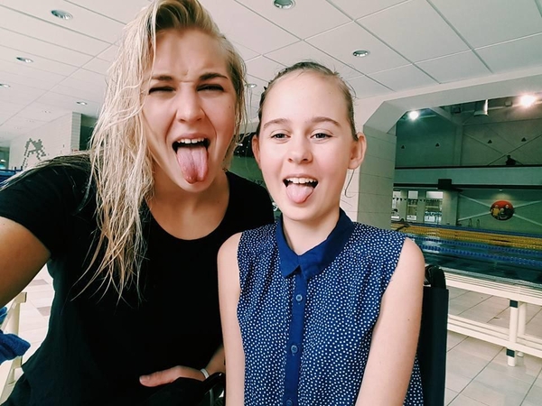 R. Meilutytė visų prašo padėti vaikščioti negalinčiai mergaitei