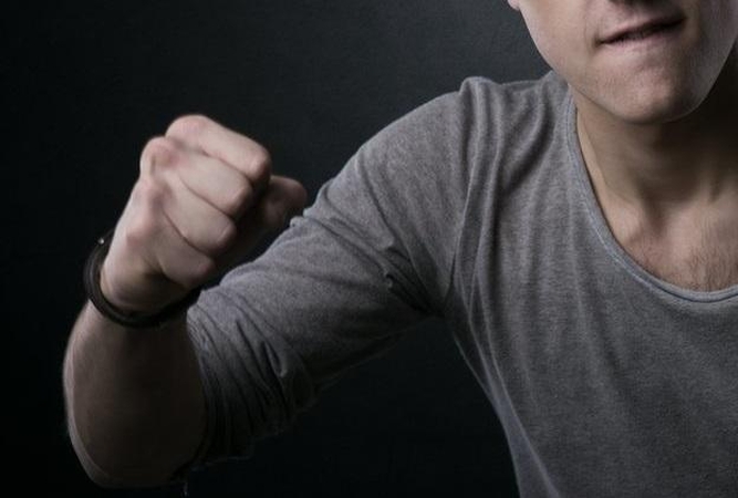 Neblaivus vyras sumušė motiną ir padegė tėvų namą