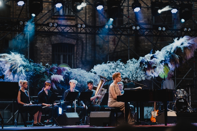 Komanda: specialiai dekoruotoje scenoje A. Orlovai talkino ne tik muzikinė grupė, bet ir pučiamųjų instrumentalistų kvintetas.