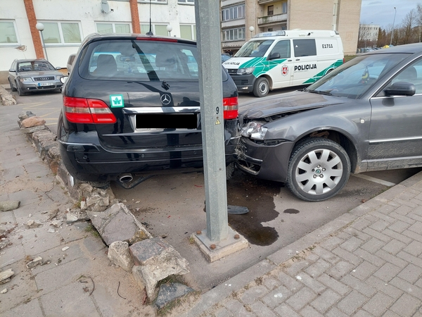 Neblaivūs kelių ereliai savaitgalį žalojo žmones, apgadino automobilius