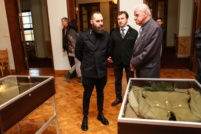 Atkurtą partizanų švarką pamatė ir kauniečiai