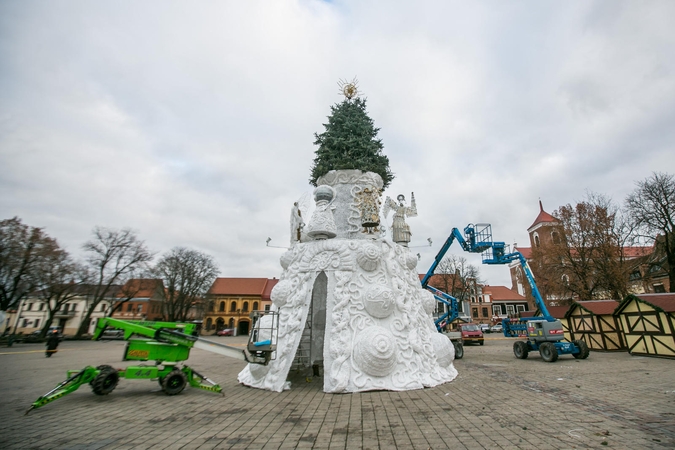 Ant Kalėdų eglės jau sutūpė angelai