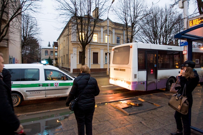 Dar viena nelaimė Kaune: moteris pakliuvo po autobusu