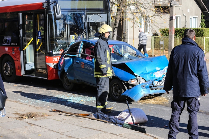Kaune autobusas suknežino automobilį: į ligoninę išvežtas vaikas
