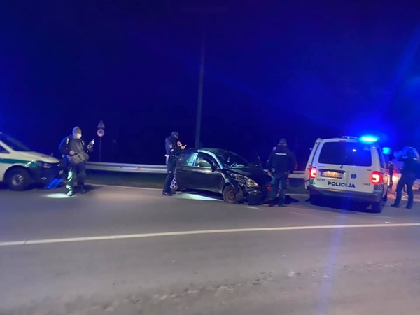 Į atitvarą Vilniuje rėžėsi „Ford“: vairuotojas – visiškai girtas