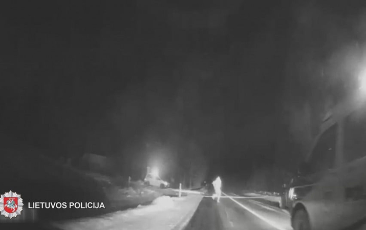 Už grotų atsidūrė policijos automobilius taranavęs ir „ežiu“ stabdytas girtas vairuotojas