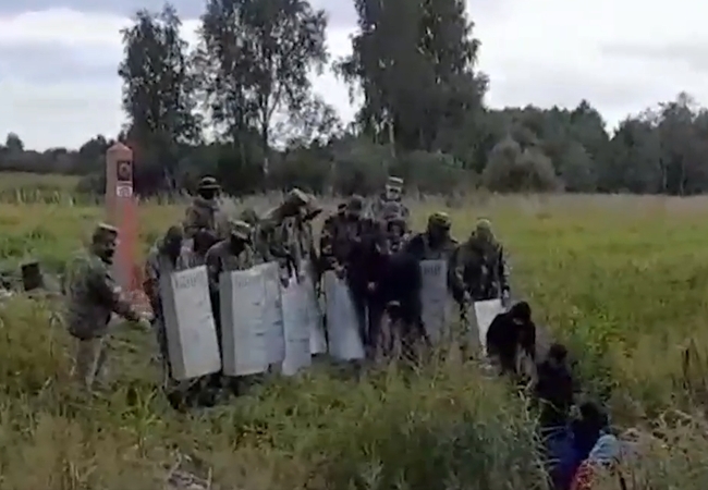 Užfiksavo žadą atimančius vaizdus: vydami migrantus į Lietuvą baltarusiai naudoja brutalią jėgą