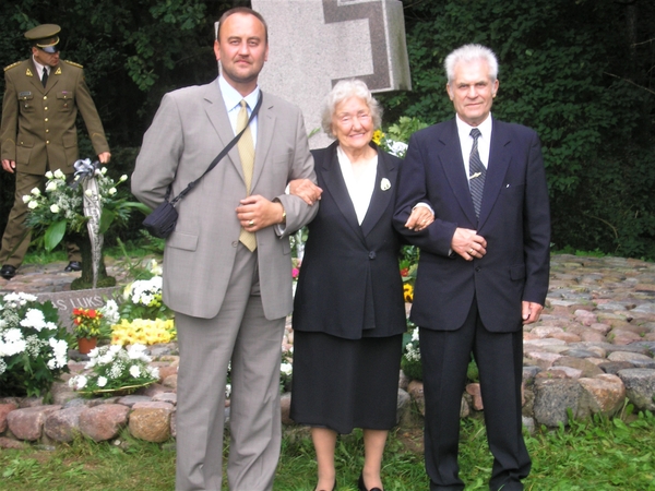 Pažintis: V.Vitkauskui (kairėje) teko unikali galimybė susipažinti ir pažinti pačius artimiausius J.Lukšos aplinkos žmones: žmoną N.Bražėnaitę ir brolį A.Lukšą.